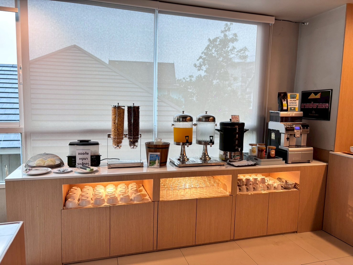 มุมกาแฟสดและเครื่องดื่มในห้องอาหารเช้าของ KM KWANPHAYAO HOTEL