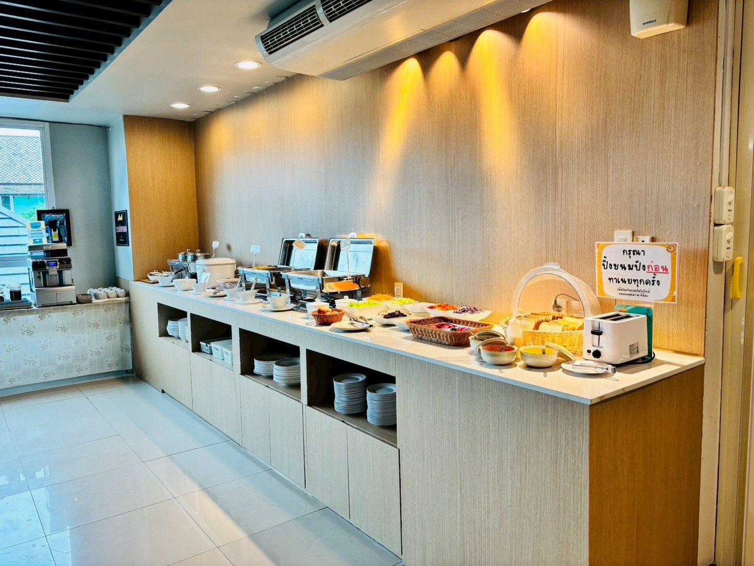 ไลน์ขนมปังและอาหารเช้าในห้องอาหารเช้าของ KM KWANPHAYAO HOTEL