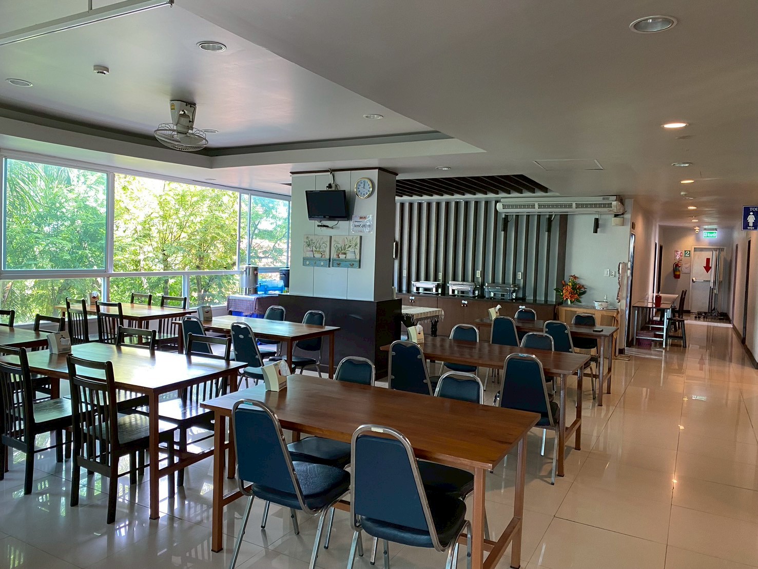 พื้นที่นั่งรับประทานอาหารในห้องอาหารเช้าของ KM KWANPHAYAO HOTEL