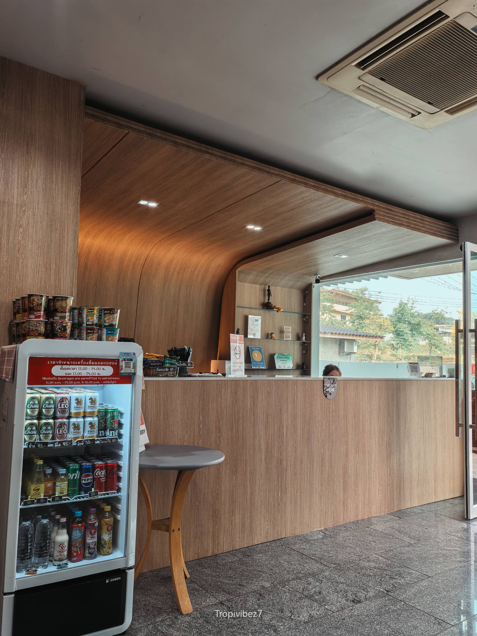 เคาน์เตอร์ต้อนรับและมุมบริการภายในล็อบบี้ของ KM KWANPHAYAO HOTEL