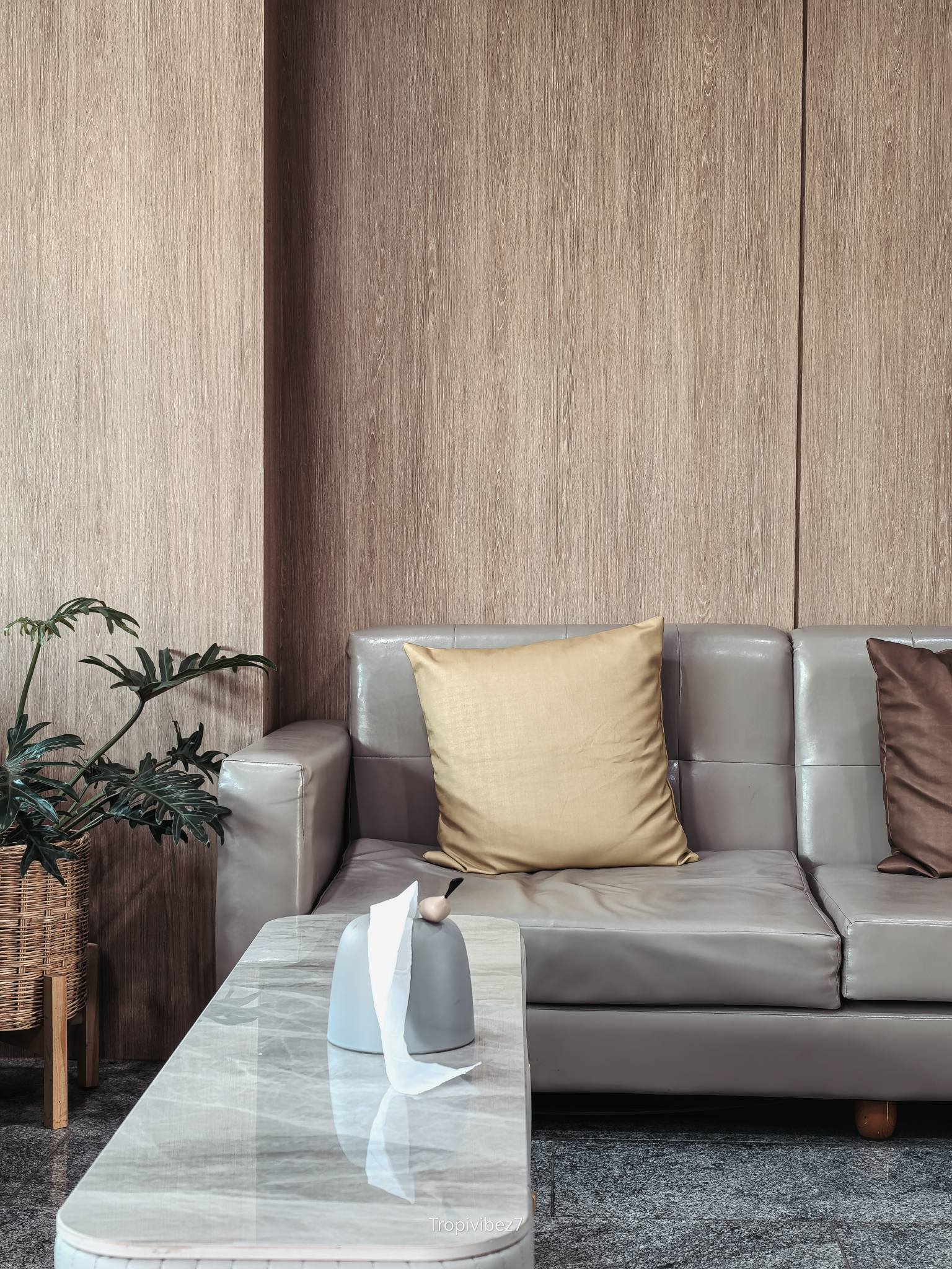 มุมนั่งพักในล็อบบี้ของ KM KWANPHAYAO HOTEL